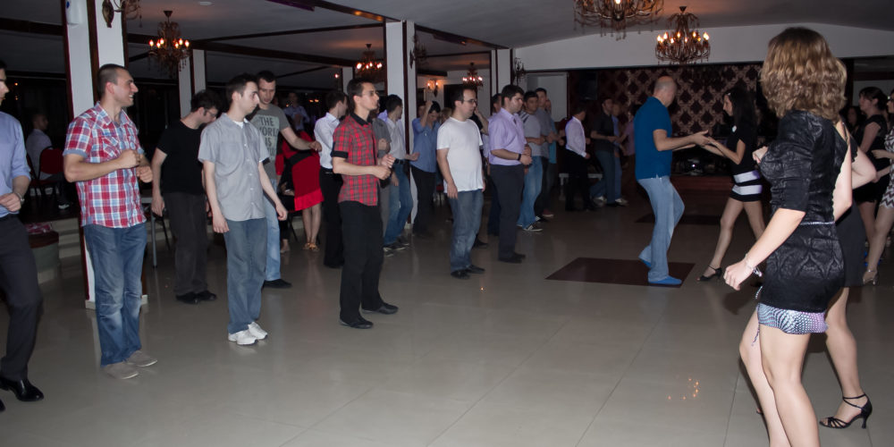 Profesor de dans explicând pașii în sala ProSwing